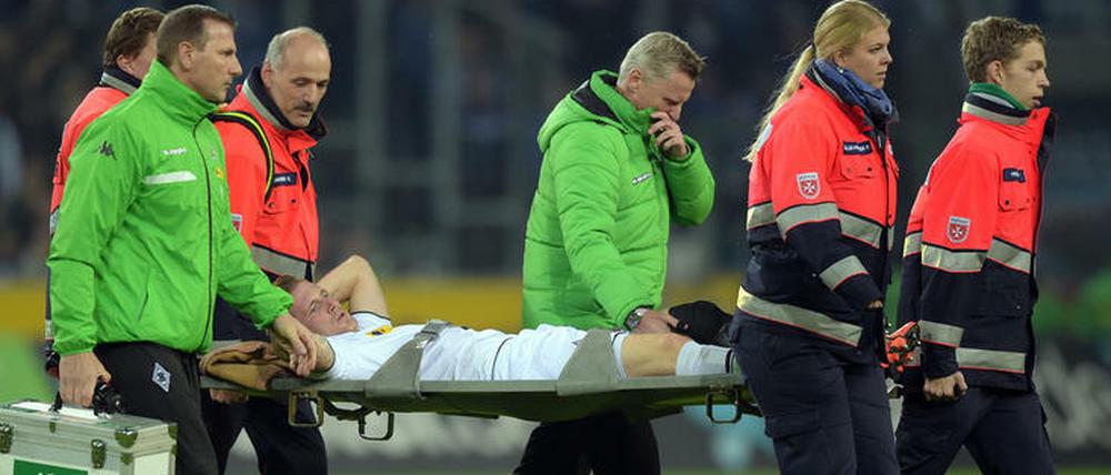 Trauriger Abend. Der Mönchengladbacher André Hahn musste vom Platz getragen werden. 