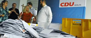 Ehe für Alle? Die Berliner CDU wollte sich mit dieser Frage innovativ und mit der Antwort modern geben - die Basis entschied anders: Ehe nur für manche. 