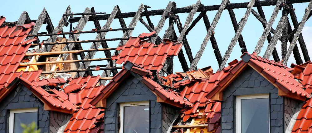 Verkohlte Dachstühle: Wie hier in Tröglitz in Sachsen-Anhalt hat es in diesem Jahr wiederholt Anschläge auf geplante oder bereits genutzte Flüchtlingsunterkünfte gegeben.