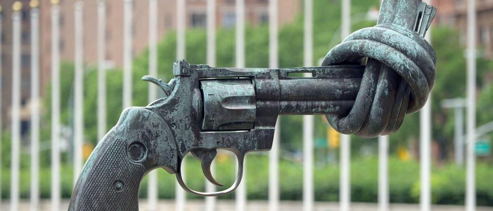 "Keine Gewalt" lautet der Name der Skulptur des swedischen Künstlers Carl Fredrik Reutersward vor dem UN-Gebäude in New York.