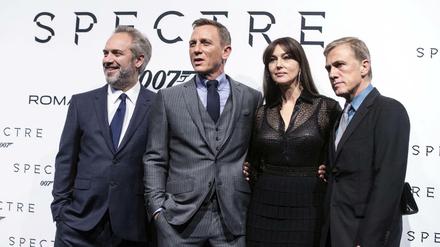 Sam Mendes, Daniel Craig, Monica Bellucci und Christoph Waltz posierten in Rom am 27. Oktober auf dem roten Teppich zur Italien-Premiere des neuen James Bond Films "Spectre".