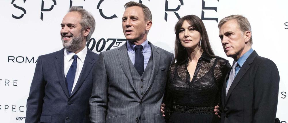 Sam Mendes, Daniel Craig, Monica Bellucci und Christoph Waltz posierten in Rom am 27. Oktober auf dem roten Teppich zur Italien-Premiere des neuen James Bond Films "Spectre".