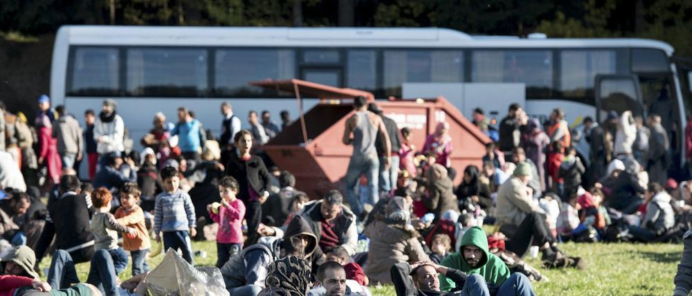 Flüchtlinge warten an der deutsch-österreichischen Grenze auf ihren Transport in eine Notunterkunft.