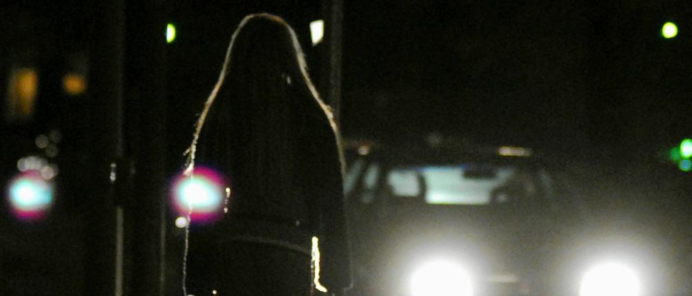 Keine Staatsanwältin, sondern eine Prostituierte, hier auf der Kürfürstenstraße in Berlin.