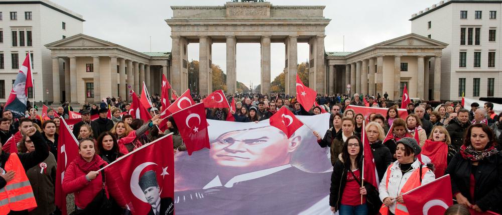 Trotz angekündigter Wahlgeschenke nicht überzeugt von Erdogan: Auslandstürken demonstrieren vor dem Brandenburger Tor in Berlin gegen die aktuelle Politik des Präsidenten.
