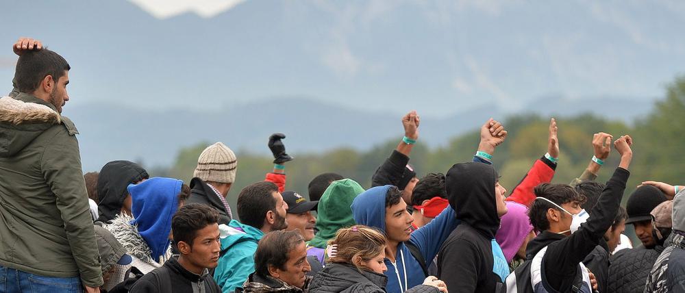 Flüchtlinge warten bei Salzburg auf die Einreise nach Deutschland. Zwei Drittel aller Deutschen würden es laut dem ZDF-Politbarometer befürworten, wenn die Migranten anschließend in einer Transitzone registriert werden würden.