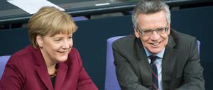 Kanzlerin Angela Merkel setzt auf Bundesinnenminister Thomas de Maiziere (beide CDU).