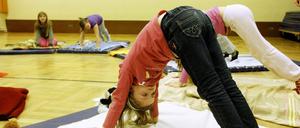 Reck dich, streck dich: Mit Yoga kann man gar nicht früh genug anfangen (Symbolbild).