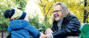 Papa und Sohn – oder Opa und Enkel? Harald Martenstein muss sich im Alltag oft dafür rechtfertigen, dass er spät noch einmal Nachwuchs bekommen hat.