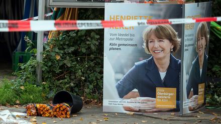 Am Tatort der Messerattacke auf die neue Kölner Oberbürgermeisterin Henriette Reker liegen Blumen.  