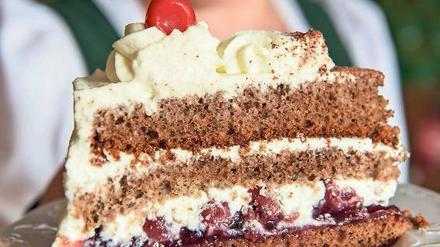 Süßes Stück. Eine Kellnerin hält in Todtnauberg einen Teller mit „Black Forest Cake“ in der Hand. Das kalorienhaltige Backwerk ist ein gewichtiger Werbeträger in aller Welt für den Schwarzwald-Tourismus. 