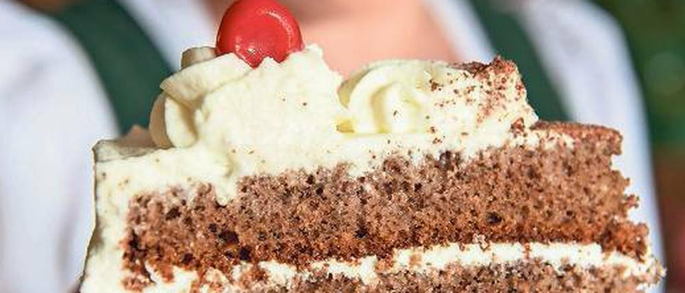 Süßes Stück. Eine Kellnerin hält in Todtnauberg einen Teller mit „Black Forest Cake“ in der Hand. Das kalorienhaltige Backwerk ist ein gewichtiger Werbeträger in aller Welt für den Schwarzwald-Tourismus.