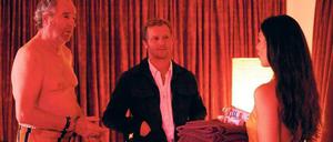 Erwischt. Franz Germinger (Friedrich von Thun, links) findet nichts dabei, dass ihn Sohn Franz (Maximilian Brückner) bei einer Bordellrazzia aufgreift.