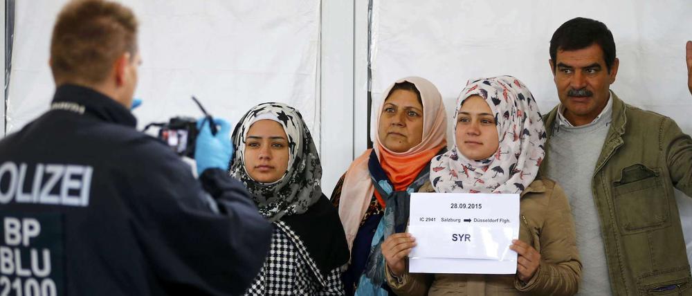 Eine Familie aus Syrien wird nach der Einreise in Freilassing von der Polizei registriert. Das Verfahren könnte künftig in extra eingerichteten Transitzonen stattfinden.