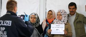 Eine Familie aus Syrien wird nach der Einreise in Freilassing von der Polizei registriert. Das Verfahren könnte künftig in extra eingerichteten Transitzonen stattfinden. 