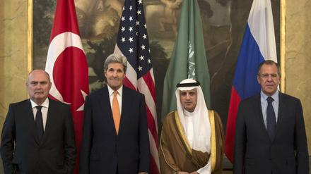 Außenminister unter sich (v.l.n.r.): aus der Türkei Feridun Sinirlioglu, aus den USA John Kerry, aus Saudi-Arabien Adel al Dschubeir und aus Russland Sergej Lawrow.