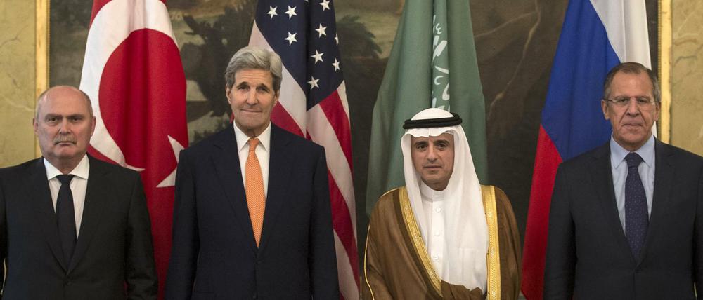 Außenminister unter sich (v.l.n.r.): aus der Türkei Feridun Sinirlioglu, aus den USA John Kerry, aus Saudi-Arabien Adel al Dschubeir und aus Russland Sergej Lawrow.