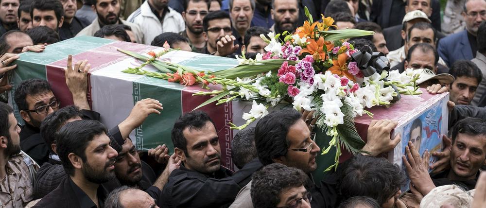 Trauergäste tragen in Teheran einen Soldaten der iranischen Revolutionsgarde zu Grabe, der in Syrien ums Leben gekommen ist. Der Iran wird in dieser Woche erstmals in Wien an Gesprächen über Syrien teilnehmen. 