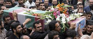 Trauergäste tragen in Teheran einen Soldaten der iranischen Revolutionsgarde zu Grabe, der in Syrien ums Leben gekommen ist. Der Iran wird in dieser Woche erstmals in Wien an Gesprächen über Syrien teilnehmen. 