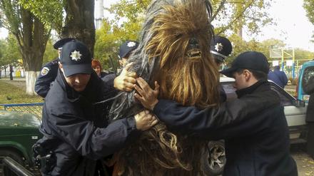Er hatte sich geweigert, seinen Führerschein zu zeigen. Ein Aktivist verkleidet als Star-Wars-Figur Chewbacca wird in Odessa verhaftet. In der ukrainischen Stadt ist die Spaß-Partei "Darth-Vader-Block" bei der Kommunalwahl zugelassen.