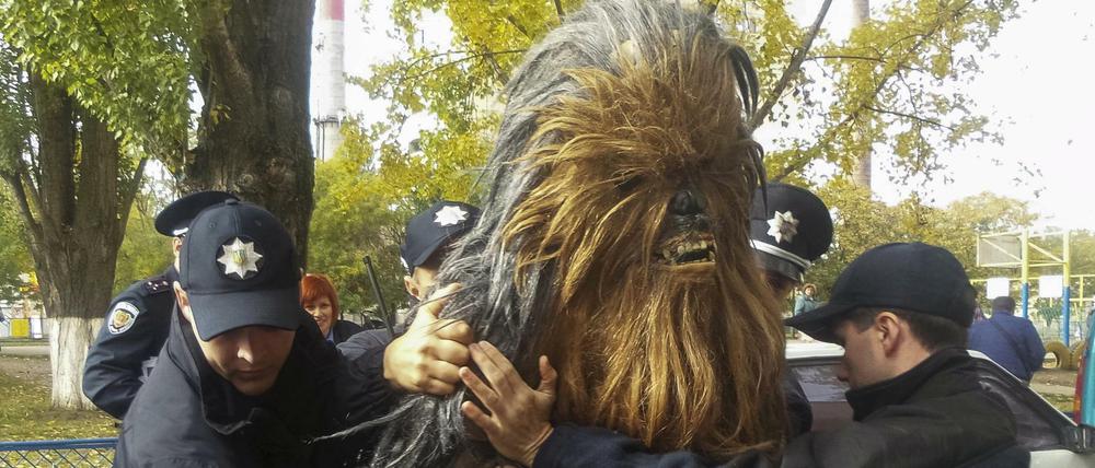 Er hatte sich geweigert, seinen Führerschein zu zeigen. Ein Aktivist verkleidet als Star-Wars-Figur Chewbacca wird in Odessa verhaftet. In der ukrainischen Stadt ist die Spaß-Partei "Darth-Vader-Block" bei der Kommunalwahl zugelassen.