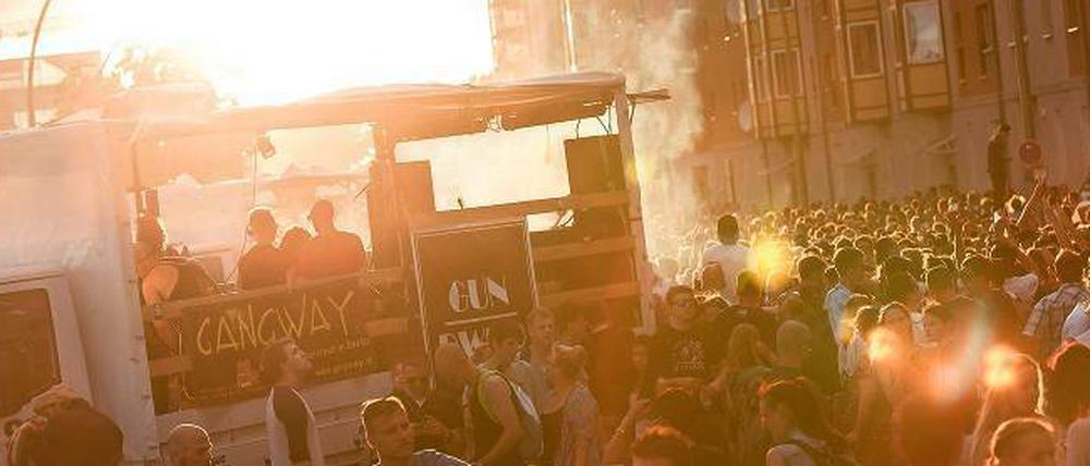 Reglementierter Krach. Für Freiluft-Veranstaltungen wie den Zug der Liebe, an dem im Sommer zehntausende Menschen teilnahmen, gibt es jetzt klarere Vorgaben, wie lange und wie laut Musik gespielt werden darf.