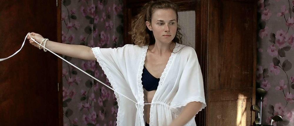Warten auf den Eisprung: Lena (Karin Hanczewski) möchte dringend schwanger werden.K