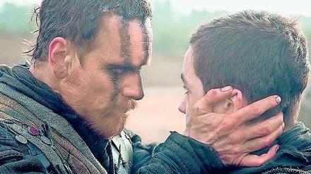 Fanatisch. Macbeth (Michael Fassbender) und ein junger Krieger. 