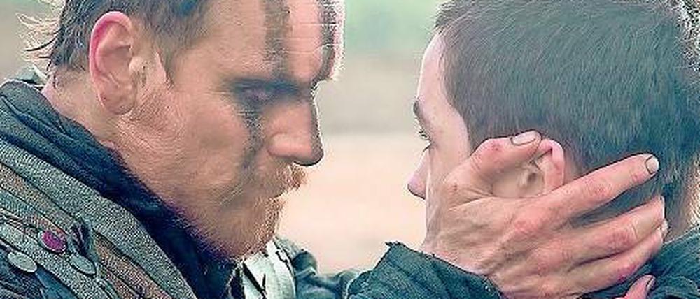 Fanatisch. Macbeth (Michael Fassbender) und ein junger Krieger. 