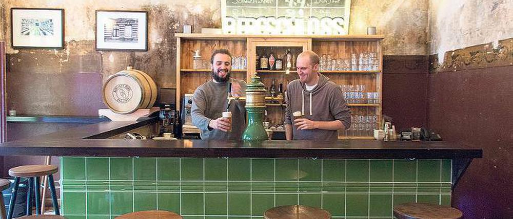 Grüner wird’s nicht. In ihrer eigenen Bar werden die Gründer von „Berliner Berg Bier“ demnächst auch ihre eigenen Braukreationen anbieten, darunter auch Berliner Weiße. 
