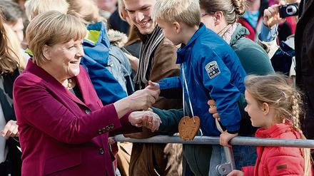 Auf Tuchfühlung. Bei der Ankunft zum Bürgerdialog in Nürnberg wird Bundeskanzlerin Angela Merkel von Schaulustigen empfangen.