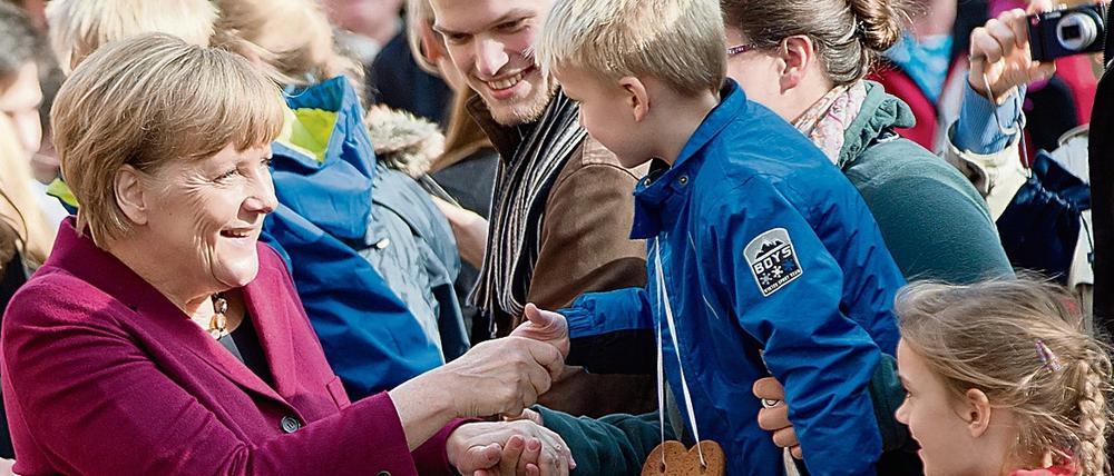 Auf Tuchfühlung. Bei der Ankunft zum Bürgerdialog in Nürnberg wird Bundeskanzlerin Angela Merkel von Schaulustigen empfangen. 
