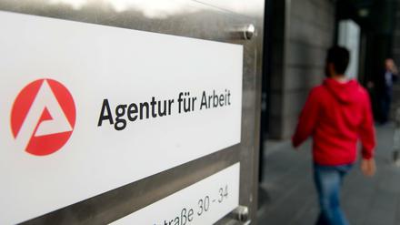 Die Zahl der Arbeitslosen im Deutschland ist im Oktober um 59 000 auf 2,649 Millionen gesunken.