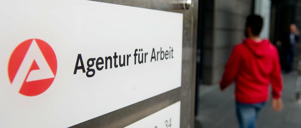 Die Zahl der Arbeitslosen im Deutschland ist im Oktober um 59 000 auf 2,649 Millionen gesunken.