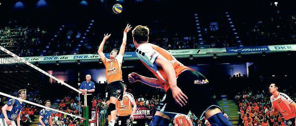 Bereit zum Abheben. Die BR Volleys bestreiten am Sonntag um 16 Uhr in der Max-Schmeling-Halle gegen Bühl ihr erstes Spiel der neuen Bundesliga-Saison. Die Berliner haben sich hohe Ziele gesetzt: In der Meisterschaft und im Pokal wollen sie um den Titel mitspielen – und auch in Europa überzeugen.