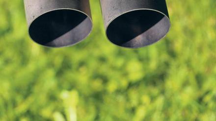 Trügerisch grün. Die Stickoxid-Emissionen von Dieselfahrzeugen weichen in der Realität meist von den im Labor gemessenen Werten ab. Strengere Normen und Verfahren sollen dies ab 2017 ändern. An diesem Mittwoch entscheiden die EU-Mitgliedsstaaten. 