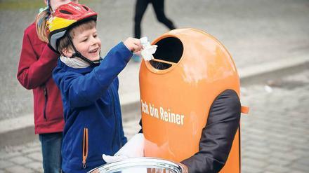 Die Berliner Stadtreinigung hat im vergangenen Jahr nicht nur eine Menge Müll eingesammelt, sondern auch Geld – zum Jahresende verbuchte sie einen Gewinn von 12,7 Millionen Euro.