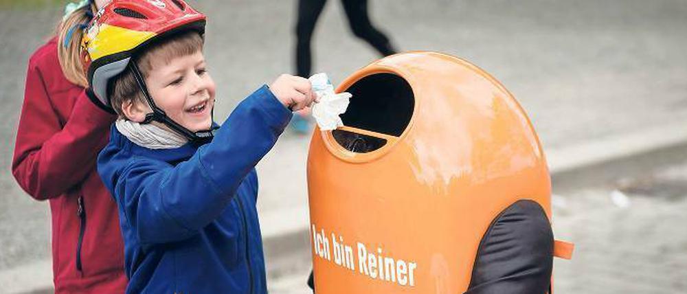 Die Berliner Stadtreinigung hat im vergangenen Jahr nicht nur eine Menge Müll eingesammelt, sondern auch Geld – zum Jahresende verbuchte sie einen Gewinn von 12,7 Millionen Euro.