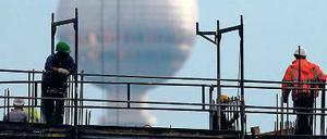 Hoch hinaus. Auch das Berliner Baugewerbe bewertet die aktuelle Lage positiver als im Frühjahr. Und es könnte noch besser laufen – hoffen die Betriebe. 