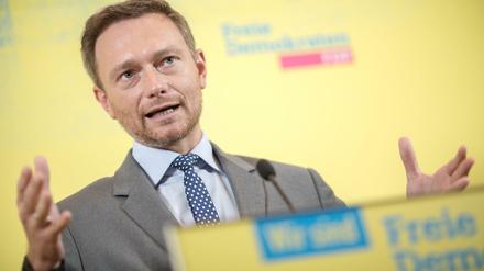 Christian Lindner, der Bundesvorsitzende der FDP spricht am 26.10.2015 in Berlin während einer Pressekonferenz nach der FDP Präsidiumssitzung. In der Sitzung beschäftigten sich die Liberalen mit der Vorratsdatenspeicherung und den Flüchtlingen.