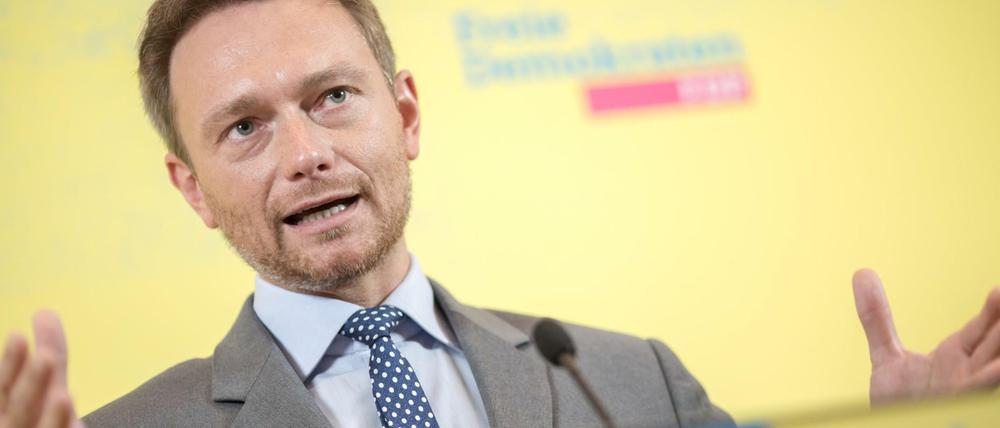 Christian Lindner, der Bundesvorsitzende der FDP spricht am 26.10.2015 in Berlin während einer Pressekonferenz nach der FDP Präsidiumssitzung. In der Sitzung beschäftigten sich die Liberalen mit der Vorratsdatenspeicherung und den Flüchtlingen.