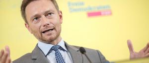 Christian Lindner, der Bundesvorsitzende der FDP spricht am 26.10.2015 in Berlin während einer Pressekonferenz nach der FDP Präsidiumssitzung. In der Sitzung beschäftigten sich die Liberalen mit der Vorratsdatenspeicherung und den Flüchtlingen. 