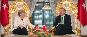 Bundeskanzlerin Angela Merkel und der türkische Staatspräsident Recep Tayyip Erdogan am 18.10.2015 im Yildiz-Palast in Istanbul.