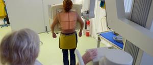 Im Bild. Um eine Tuberkulose festzustellen, wird meist eine Röntgenaufnahme gemacht. In den vergangenen Jahren ging die Zahl der Erkrankungen deutlich zurück, wie aus einem aktuellen Bericht der Weltgesundheitsorganisation hervorgeht. 