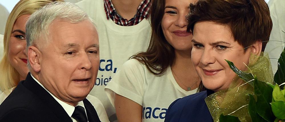 Wahlsieger. Jaroslaw Kaczynski (L), Chef der nationalkonservativen Partei PiS und Beata Szydlo, seine Kandidatin für das Amt der Premierministerin.