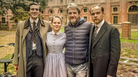 Eine Serie über die Berliner Charité dreht Regisseur Sönke Wortmann (2. v. r.) für die ARD zusammen mit Maximilian Meyer-Bretschneider(1. v. l.) als Georg Tischendorf, Alicia von Rittberg als Ida und Matthias Koeberlin als Dr. Emil Behring. 