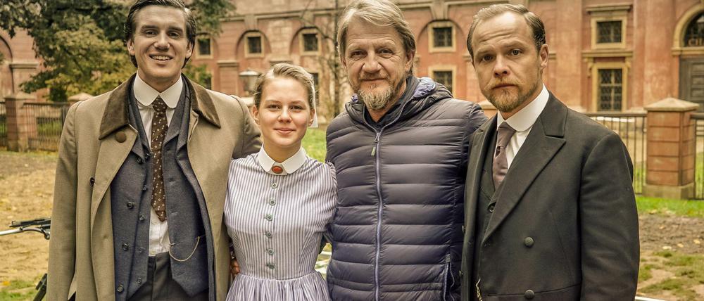 Eine Serie über die Berliner Charité dreht Regisseur Sönke Wortmann (2. v. r.) für die ARD zusammen mit Maximilian Meyer-Bretschneider(1. v. l.) als Georg Tischendorf, Alicia von Rittberg als Ida und Matthias Koeberlin als Dr. Emil Behring.