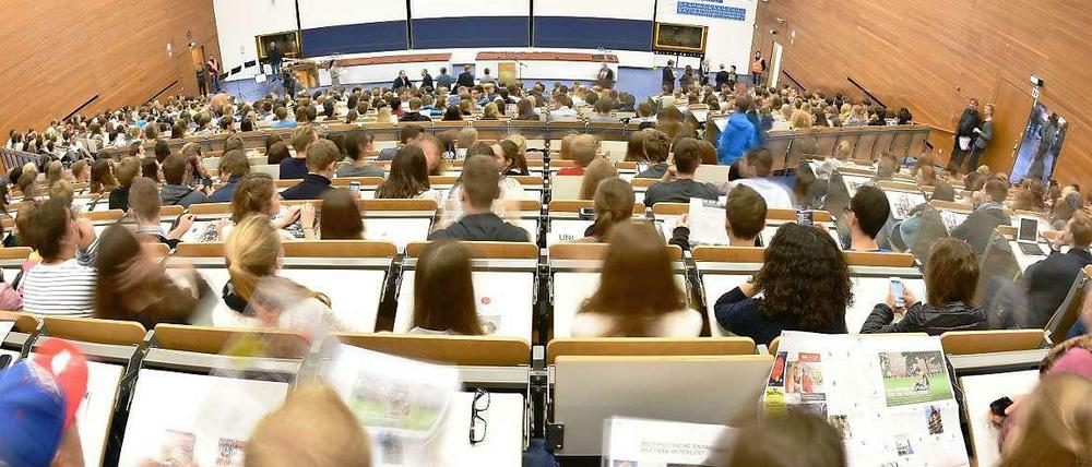 Studierende sitzen in einem Hörsaal.
