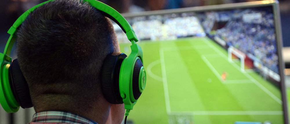 Im virtuellen Leben lässt es sich leicht gewinnen. Im realen Dasein weniger, da ist es oft mit Mühe und Arbeit und Frust verbunden. Viele Computerfans ziehen sich dann lieber auf das Spiele-Alter-Ego im Netz - und aus dem wahren Leben zurück.