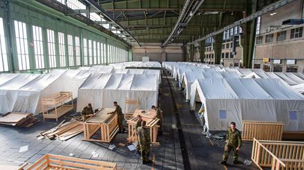 Bundeswehrsoldaten beim Aufbau der Zelte im Flughafengebäude des ehemaligen Flughafens Tempelhof am 25.10.2015.